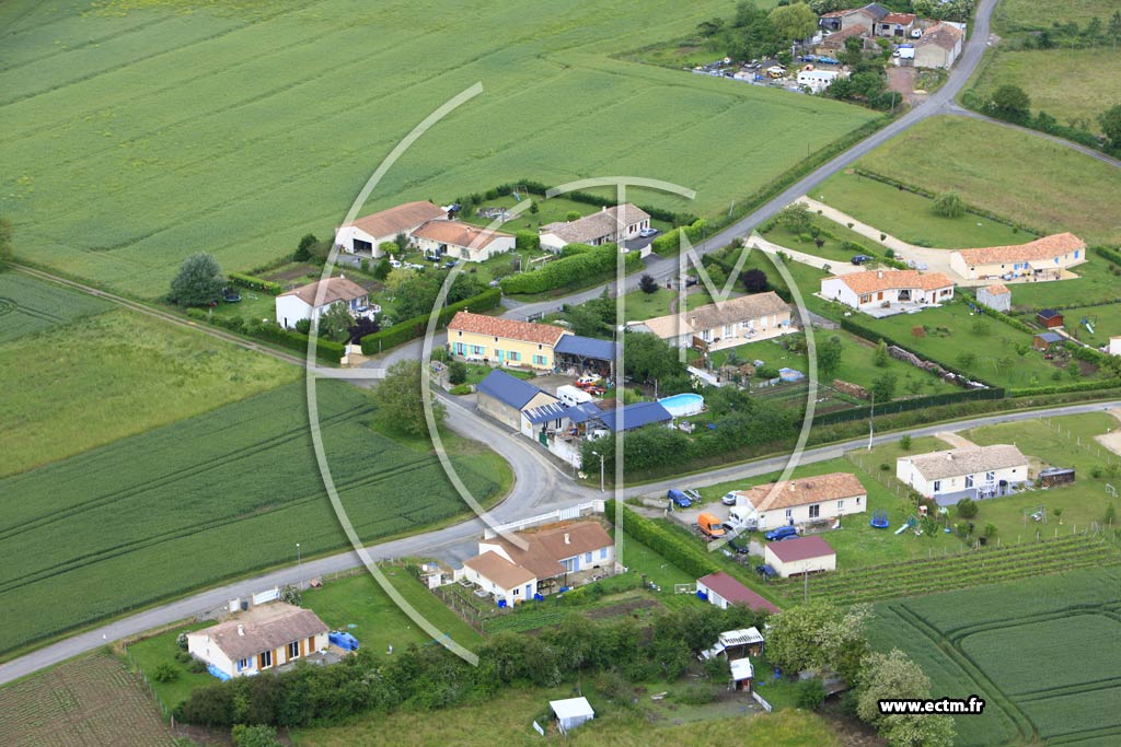 Photo arienne de Vendeuvre-du-Poitou (Boussais)