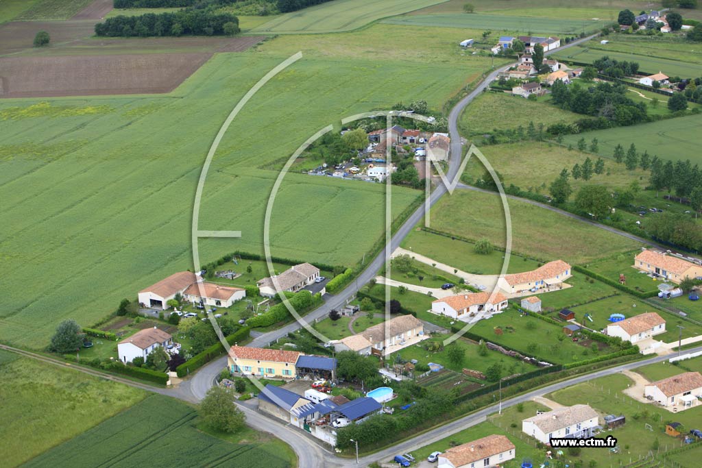 Photo arienne de Vendeuvre-du-Poitou (Boussais)