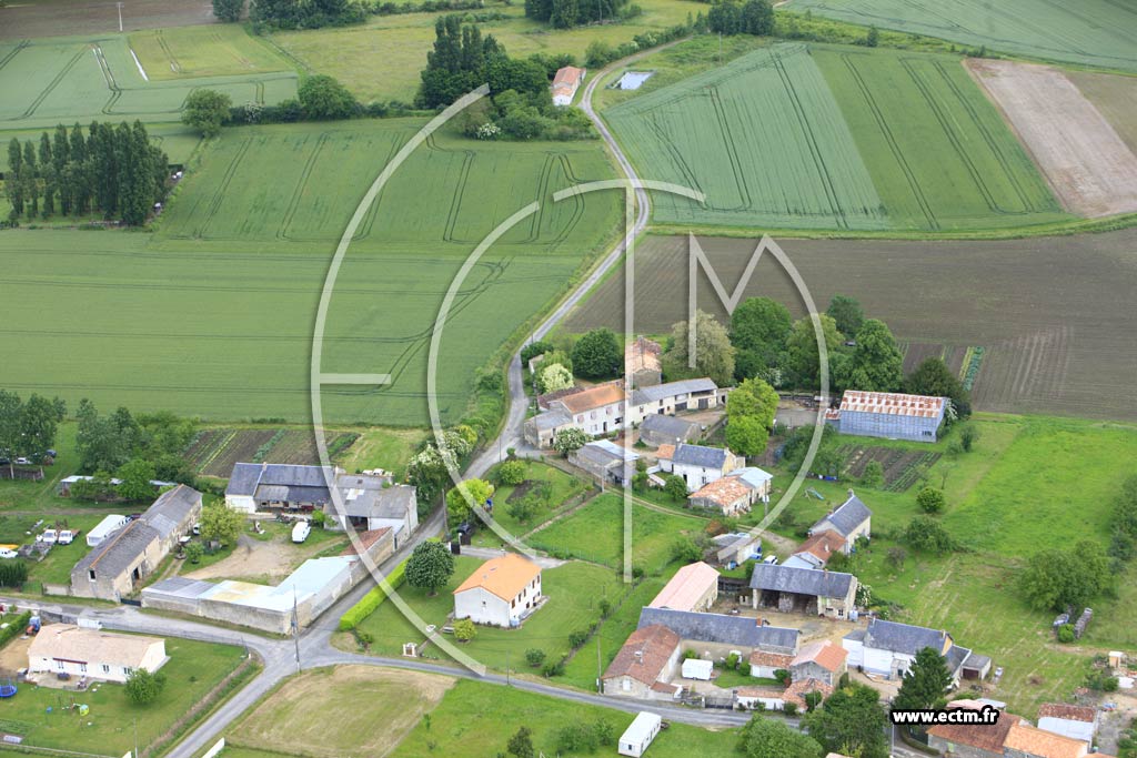 Photo arienne de Vendeuvre-du-Poitou (Boussais)