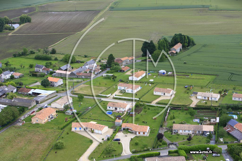 Photo arienne de Vendeuvre-du-Poitou (Boussais)
