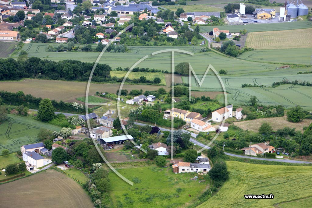 Photo arienne de Vendeuvre-du-Poitou (Chatenais)