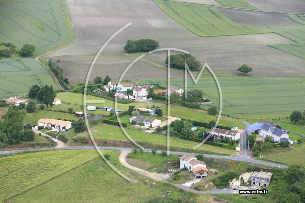 Photo arienne de Vendeuvre-du-Poitou (Chatenais)
