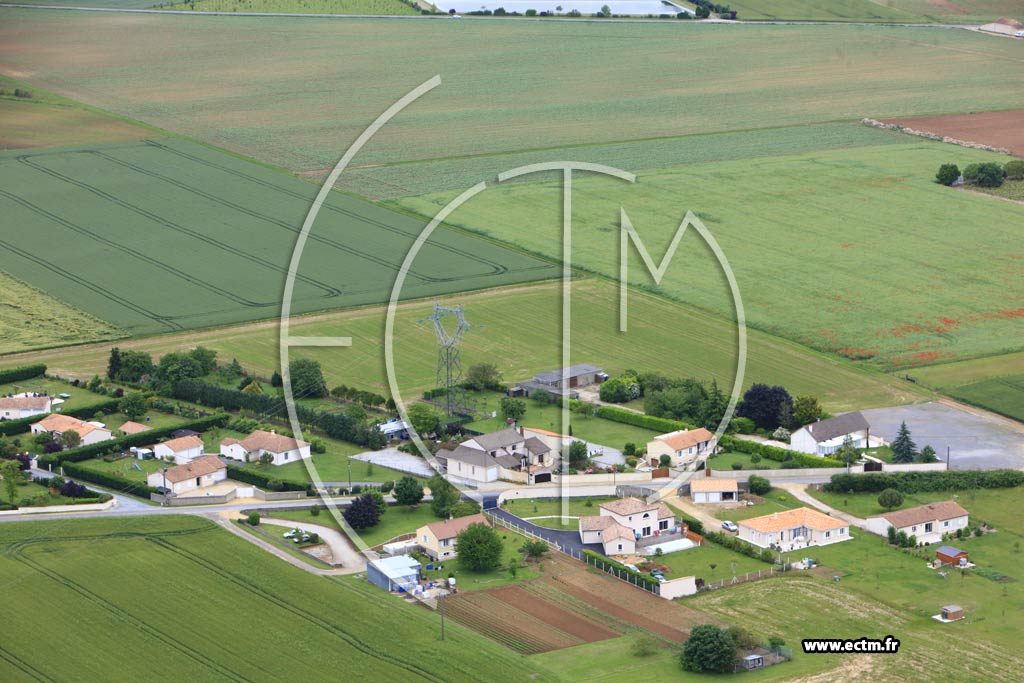 Photo arienne de Vendeuvre-du-Poitou (Couture)