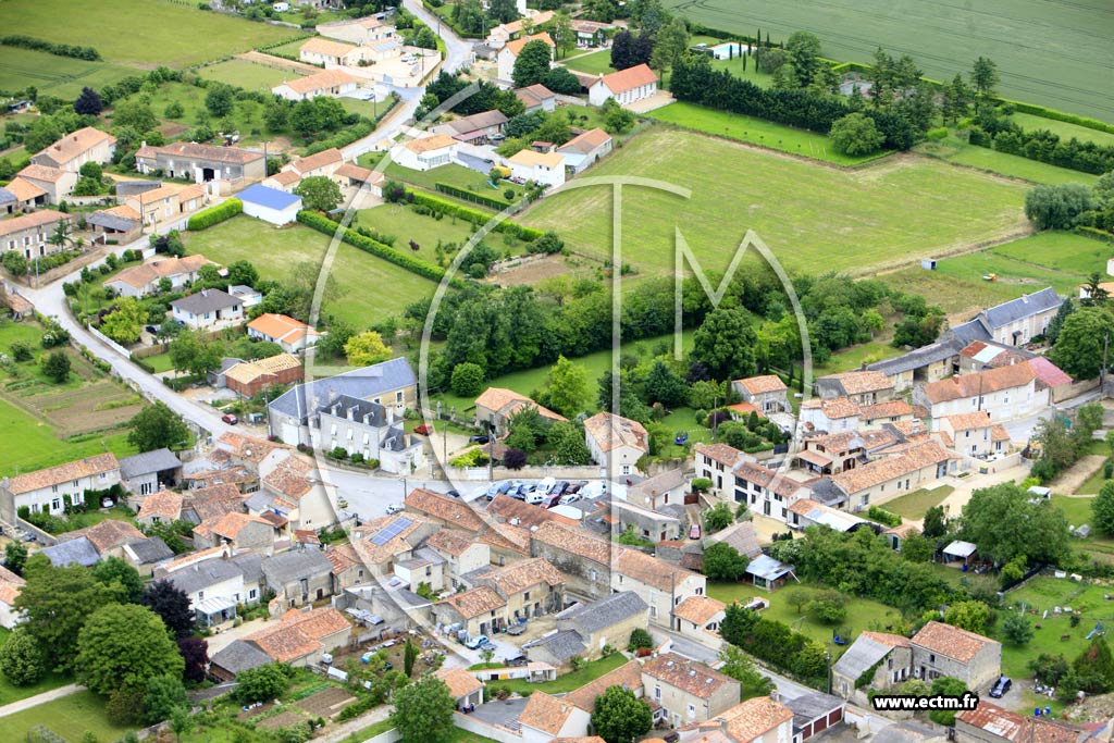 Photo arienne de Vendeuvre-du-Poitou (Couture)
