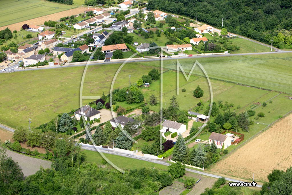 Photo arienne de Vendeuvre-du-Poitou (La Pierre Bure)