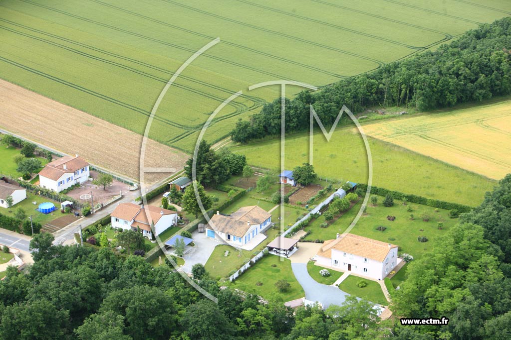 Photo arienne de Vendeuvre-du-Poitou (La Pierre Bure)