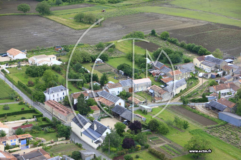 Photo arienne de Vendeuvre-du-Poitou (Le Chne)