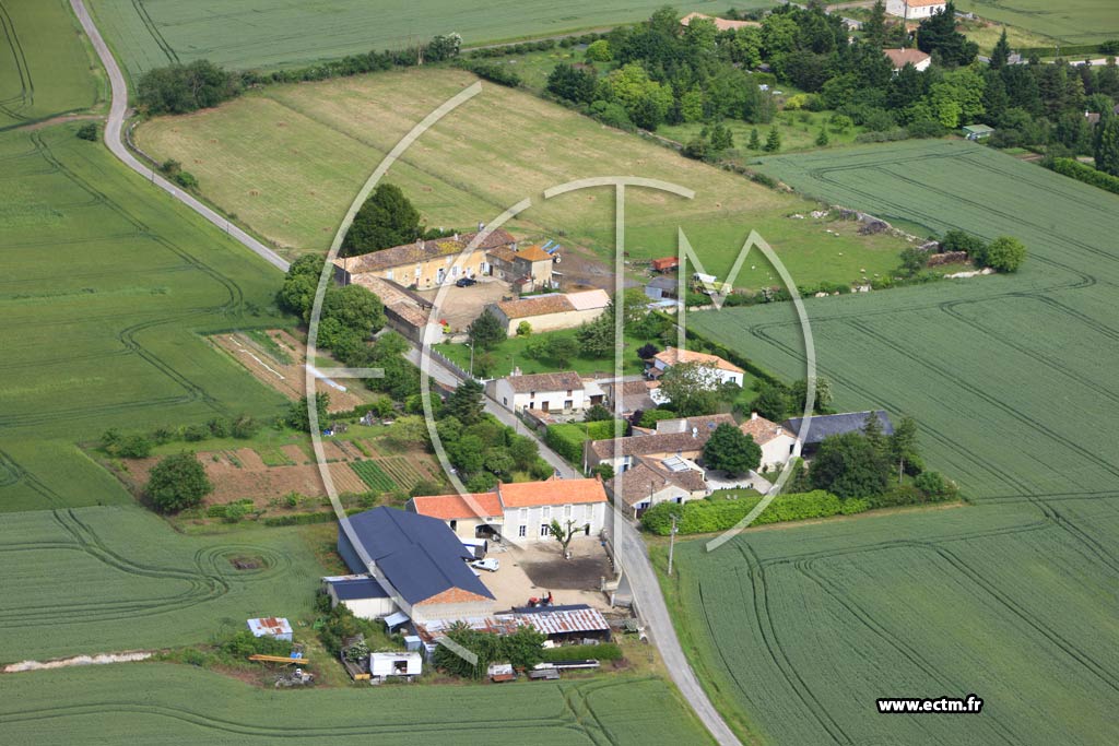 Photo arienne de Vendeuvre-du-Poitou (Le Clotre)