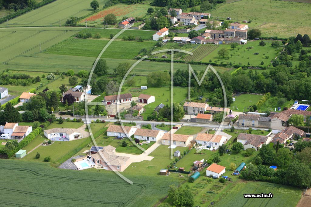 Photo arienne de Vendeuvre-du-Poitou (Le Clotre)