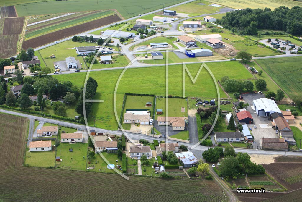 Photo arienne de Vendeuvre-du-Poitou (Le Grand Gu)