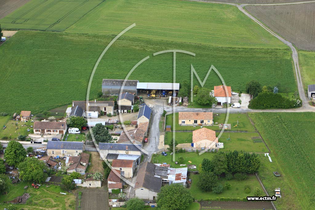 Photo arienne de Vendeuvre-du-Poitou (Les Chzeaux)