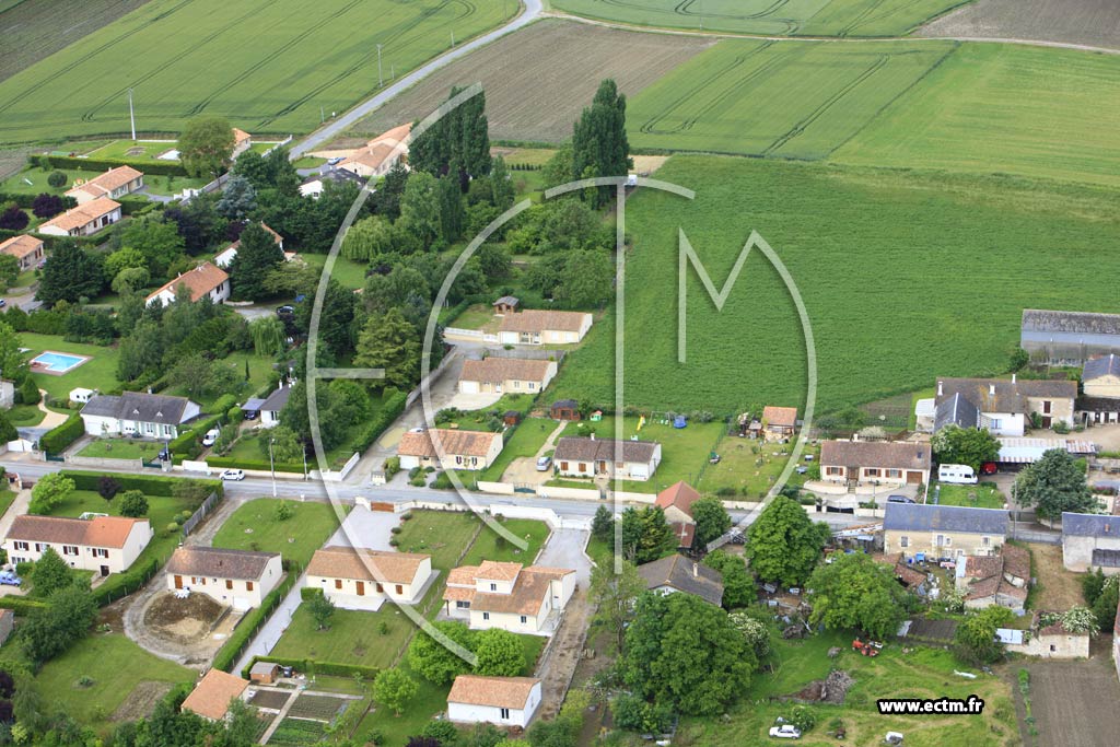 Photo arienne de Vendeuvre-du-Poitou (Les Chzeaux)
