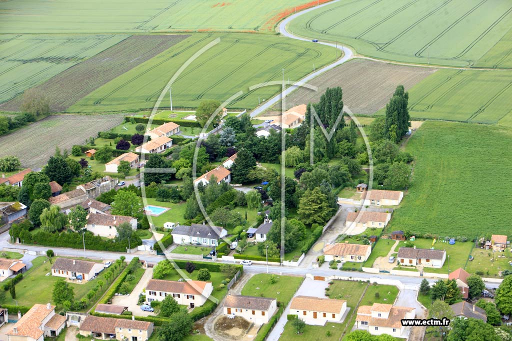Photo arienne de Vendeuvre-du-Poitou (Les Chzeaux)