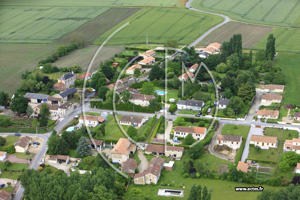 Photo arienne de Vendeuvre-du-Poitou (Les Chzeaux)
