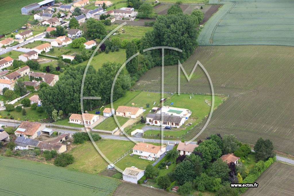 Photo arienne de Vendeuvre-du-Poitou (Les Chzeaux)