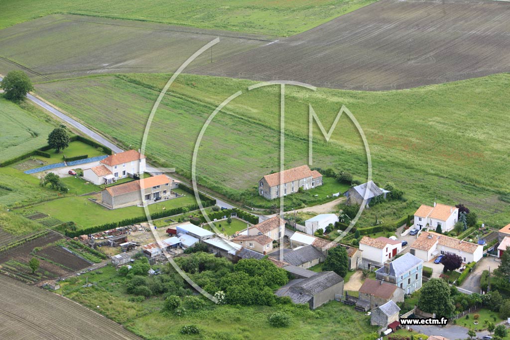 Photo arienne de Vendeuvre-du-Poitou (Roussay)