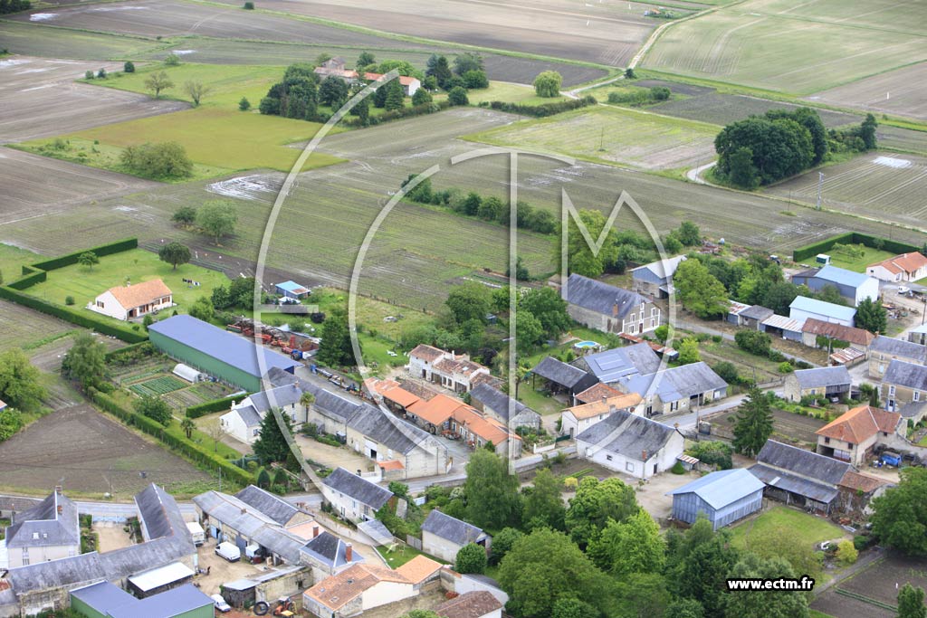 Photo arienne de Vendeuvre-du-Poitou (Signy)