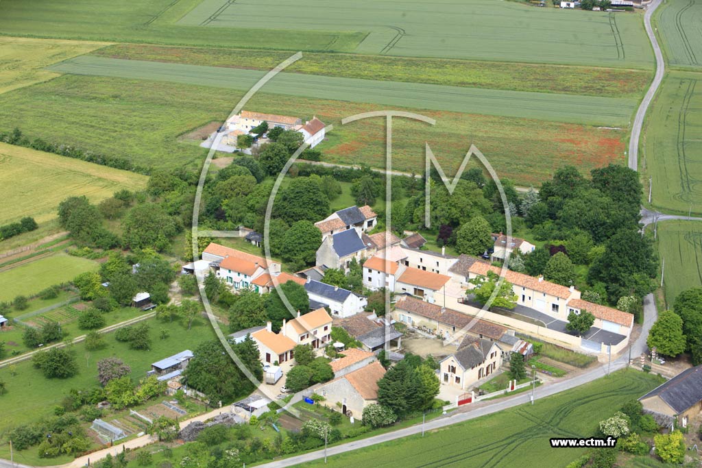 Photo arienne de Vendeuvre-du-Poitou (Vaurais)