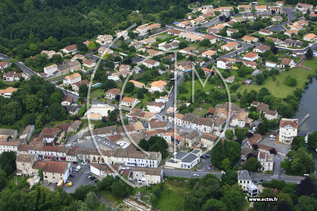 Photo arienne de Gond-Pontouvre (Centre et Est)