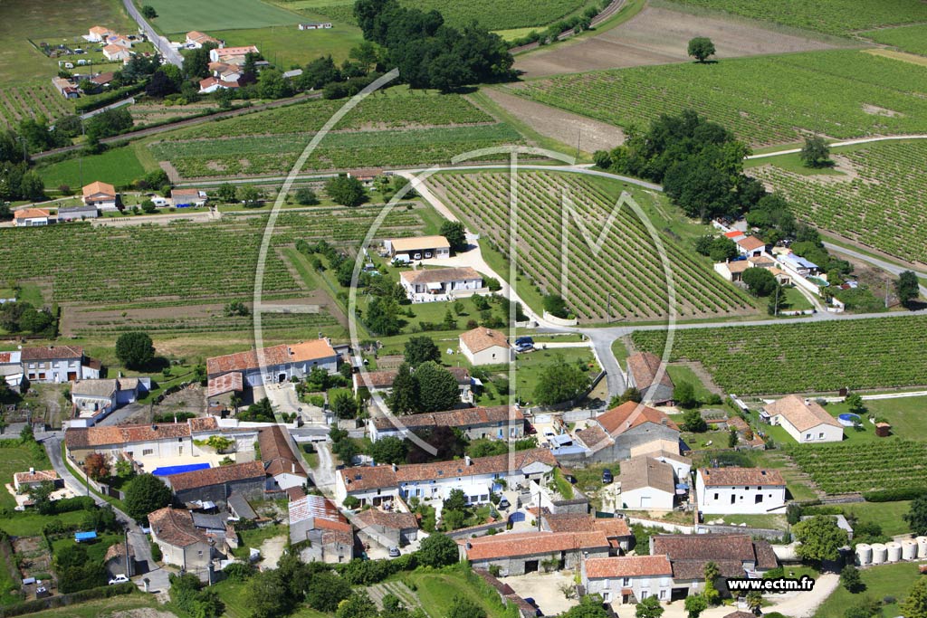Photo arienne de Bourg-Charente (Tilloux)