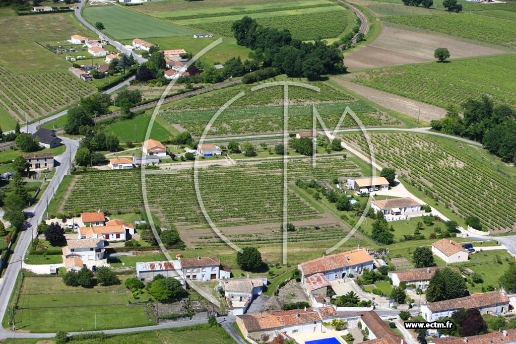 Photo arienne de Bourg-Charente (Tilloux)