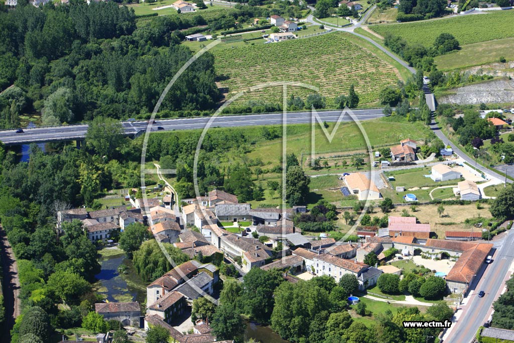 Photo arienne de Bourg-Charente (Veillard)