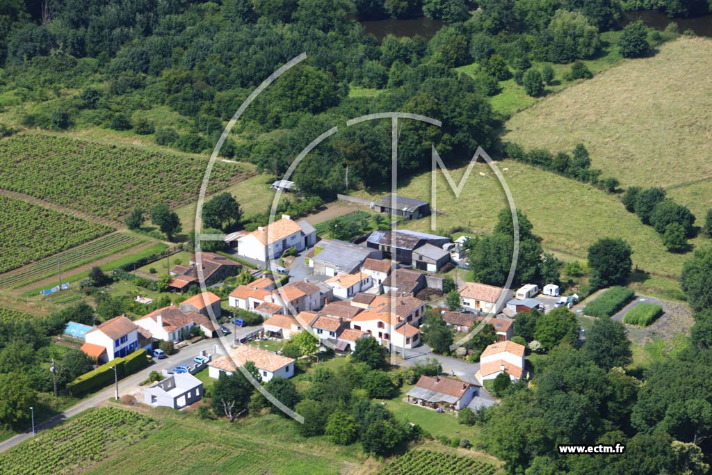Photo arienne de Monnires (Les Coteaux)