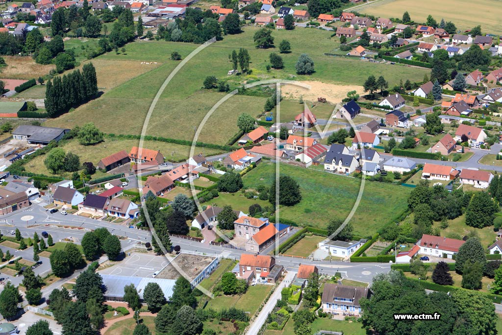 Photo arienne de Hinges (l'Eglise)