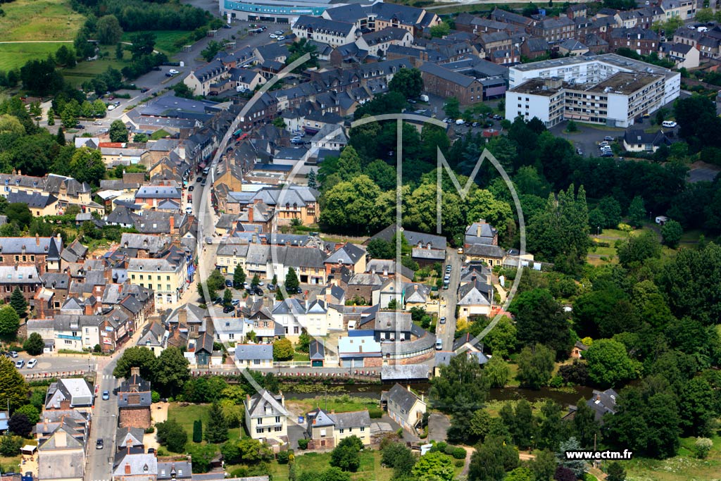 Photo arienne de Montfort sur Meu (Centre ville)