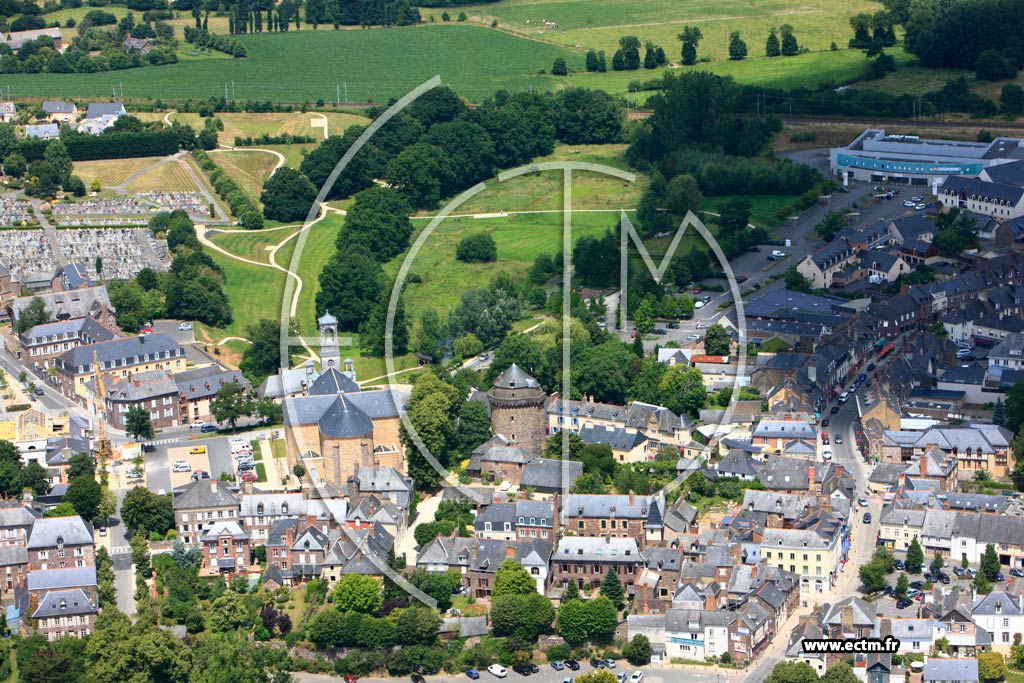 Photo arienne de Montfort sur Meu (Centre ville)
