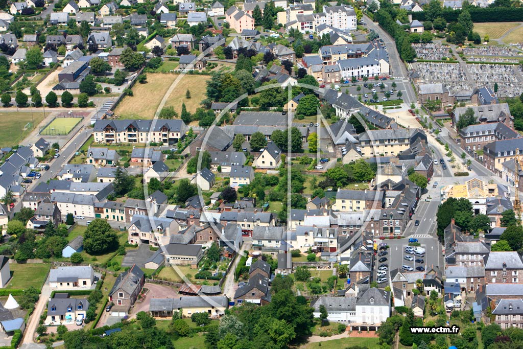 Photo arienne de Montfort sur Meu (Centre ville)