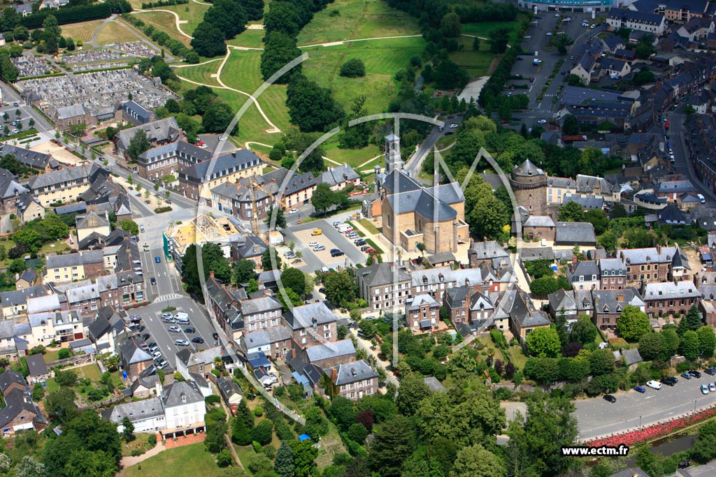 Photo arienne de Montfort sur Meu (Centre ville)