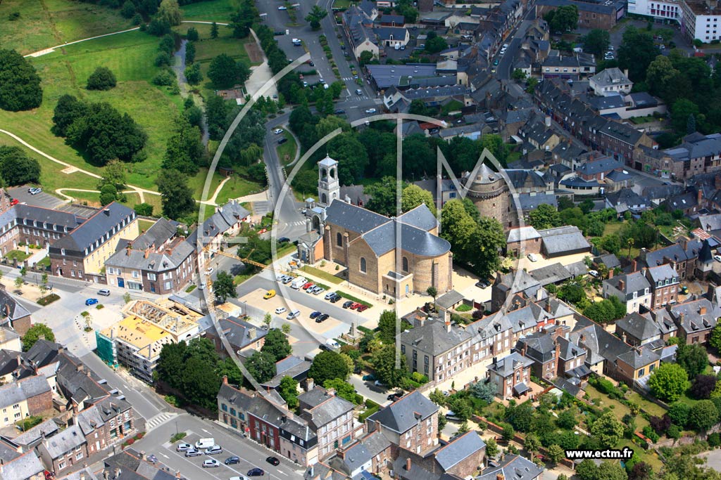 Photo arienne de Montfort sur Meu (Centre ville)
