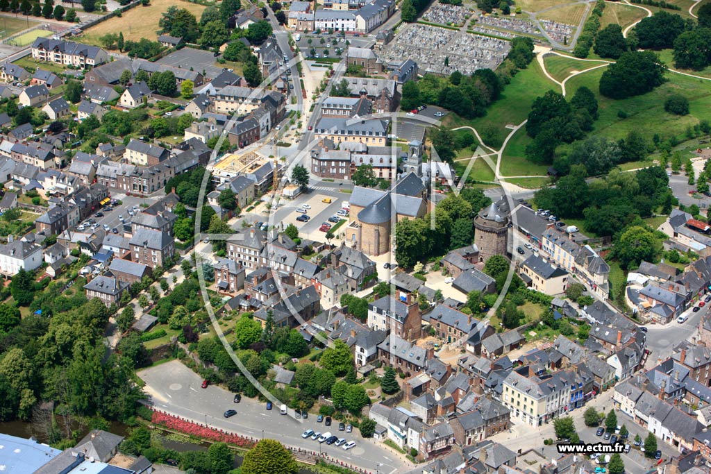 Photo arienne de Montfort sur Meu (Centre ville)