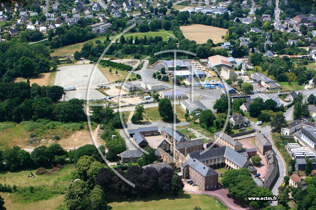 Photo arienne de Montfort sur Meu (L'Abbaye)
