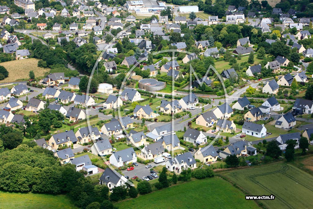 Photo arienne de Montfort sur Meu (La Chataigneraie)