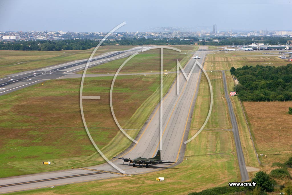 Photo arienne de Aroport Nantes Atlantique (B-17F Memphis Belle - Forteresse volante)