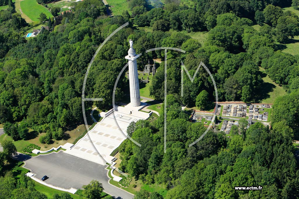 Photo arienne de Montfaucon d'Argonne (Monument Amricain)