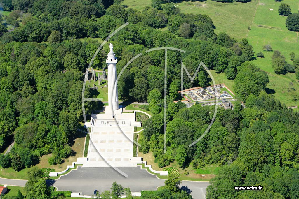 Photo arienne de Montfaucon d'Argonne (Monument Amricain)