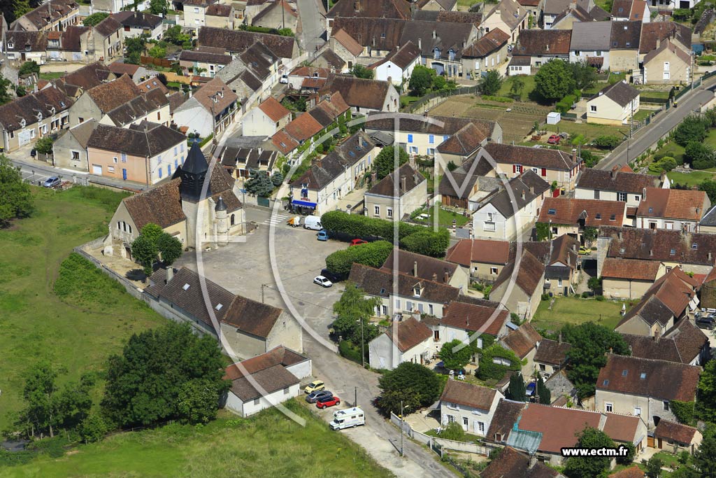 Photo arienne de Augy (Place de l'Eglise)