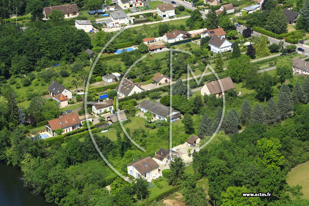 Photo arienne de Champs-sur-Yonne (Le Coup de Poing)