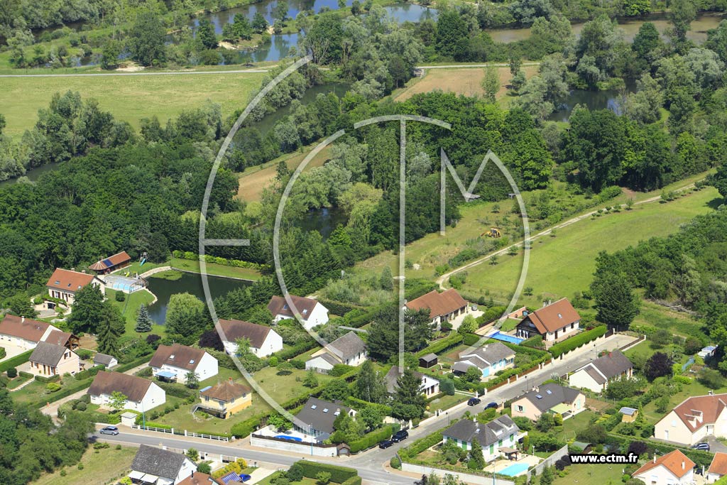 Photo arienne de Champs-sur-Yonne (Les Longues Raies)