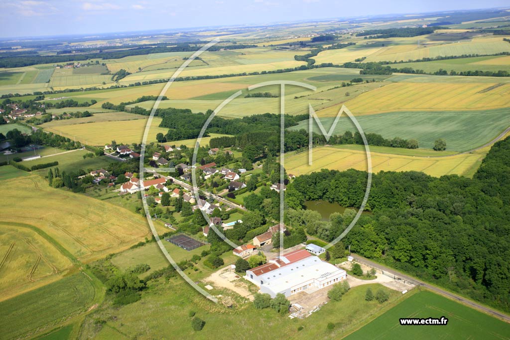 Photo arienne de Montigny-la-Resle (Voie Romaine)