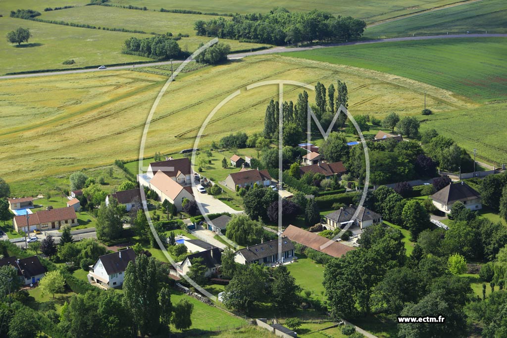 Photo arienne de Montigny-la-Resle (Voie Romaine)
