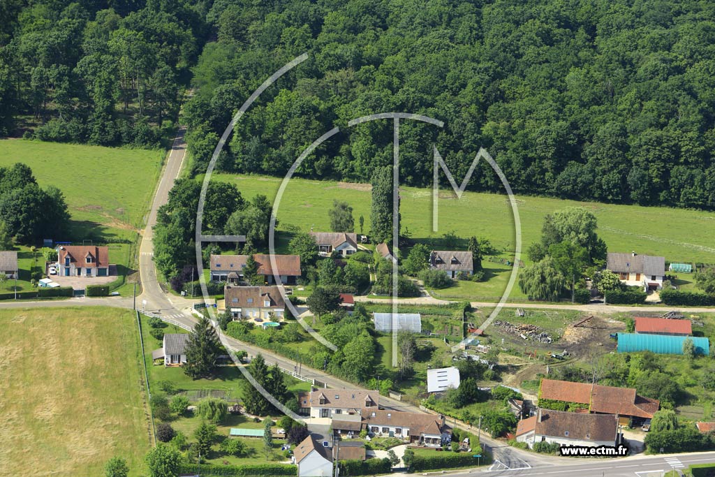 Photo arienne de Villeneuve-Saint-Salves (Bas de Villeneuve)