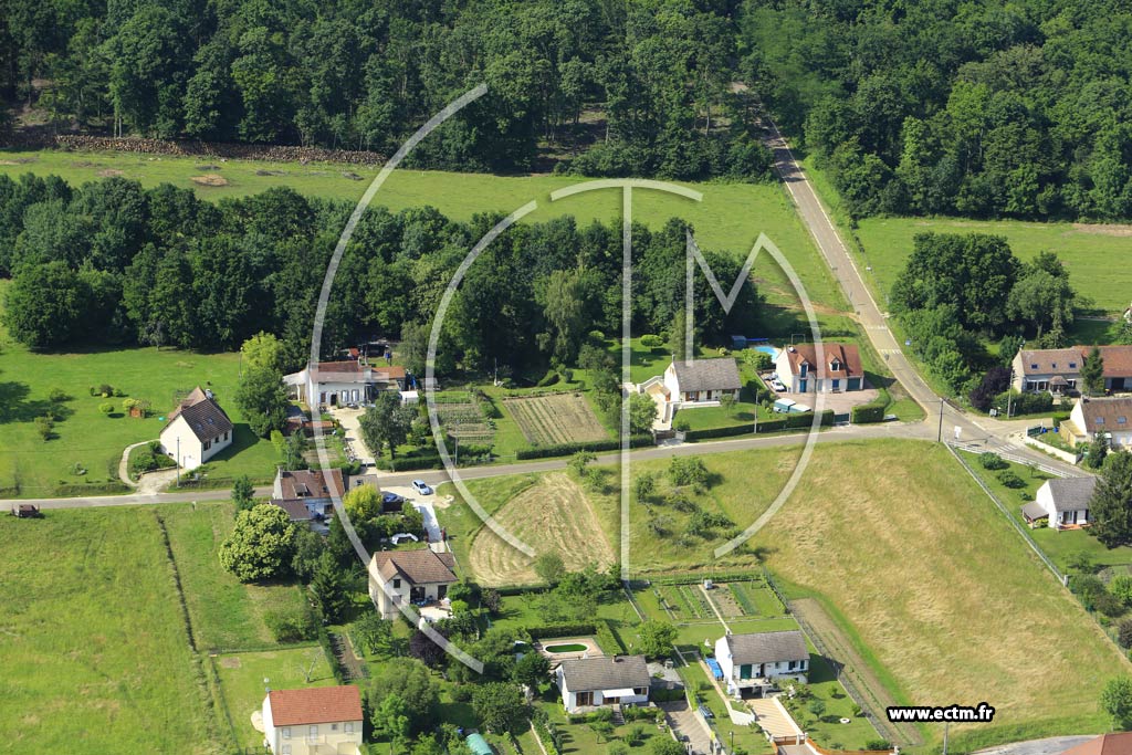 Photo arienne de Villeneuve-Saint-Salves (Bas de Villeneuve)