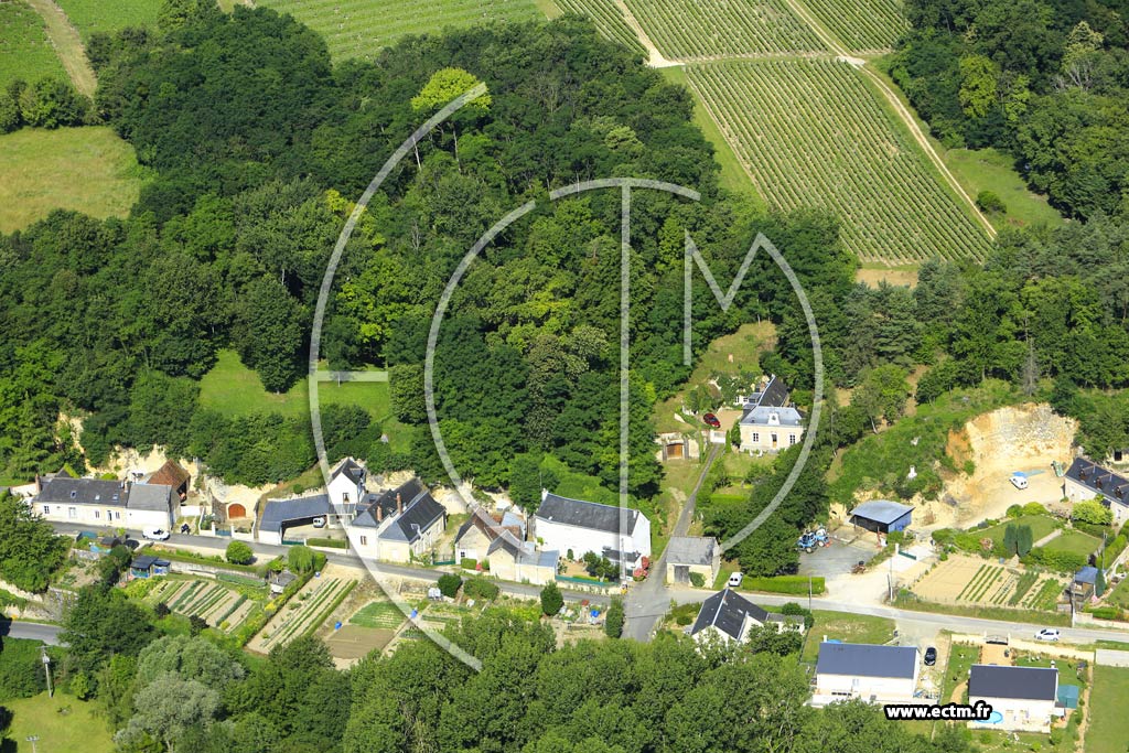 Photo arienne de Chanay (les  Maisons Rouges)