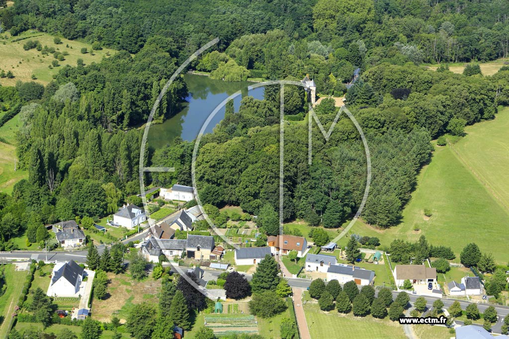 Photo arienne de Monnaie (Chteau de Bourdigal)