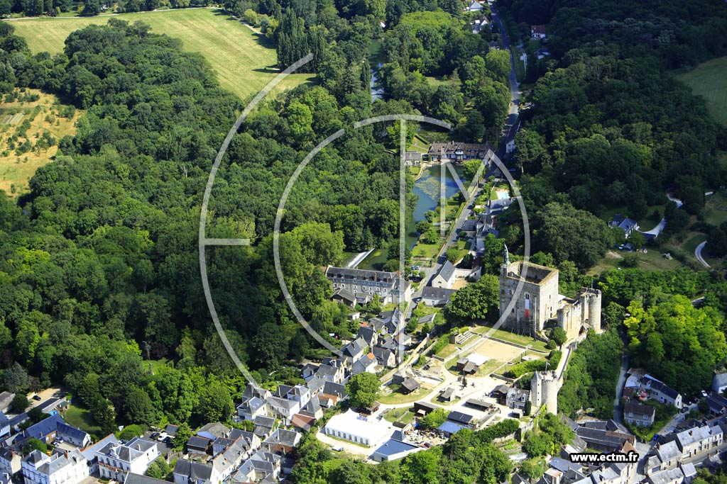 Photo arienne de Montbazon (Forteresse du Faucon Noir)