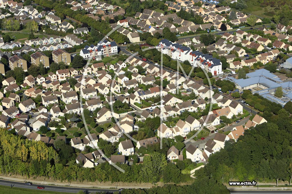 Photo arienne de Jouy-le-Moutier (la Cte des Carrires)